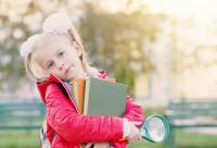 Gata vacanța! Elevii se întorc la cursuri. Învățătoarea Alina Gava: „Chiar dacă am cam bombănit cu toții că începem așa, fără rost, într-o zi de joi, totuși nu e chiar rău” / FOTO: freepik.com @mayakruchankova