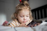 Neuroștiința spune ce se întâmplă cu copiii ai căror părinți devin stricți cu timpul petrecut în fața ecranelor / FOTO: freepik.com @EyeEm