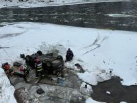 Unul dintre cei cinci copii din mașina condusă de mama lor a murit, după ce autoturismul a căzut în râul Bistrița. Avea 14 ani / foto:Monitorul de Suceava